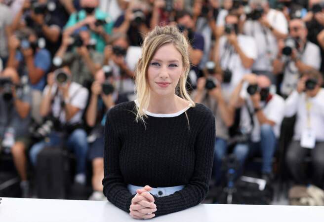During the photocall of the film "Flag Day", Dylan Penn surprised photographers with her resemblance to her mother, the American actress Robin Wright, during the 74th Cannes International Film Festival, on 11th July 2021. 