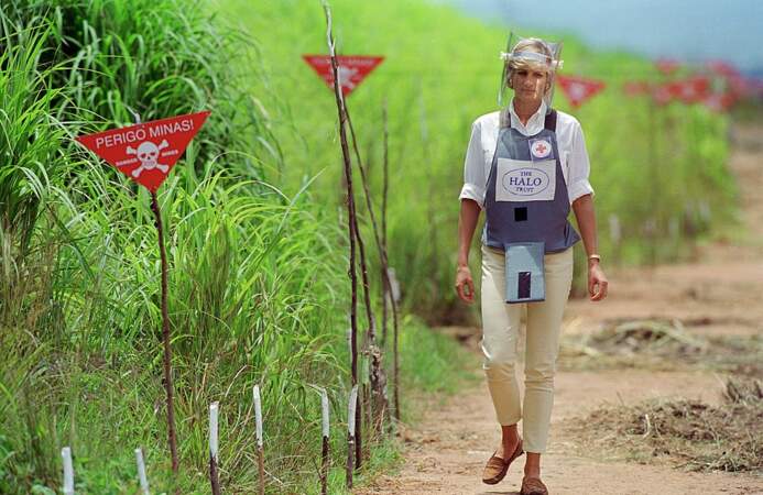 Iconic landmine walk