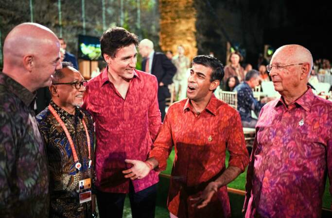 Rishi Sunak in traditional Indonesian batik 