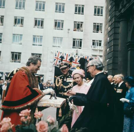 1977: Queen Elizabeth and Prince Philip with a replica of the Bow Bell in Bow Churchyard